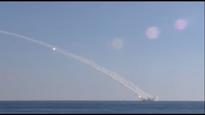 Россия ҳарбийлари ИШИД позицияларига сув ости кемасидан қанотли ракеталар учирилишини кўрсатди