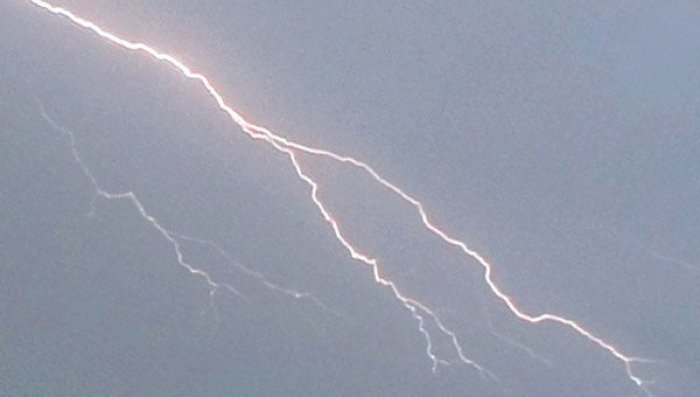 ЖАРда ўтаётган дафн маросими вақтида олти кишини чақмоқ уриб ўлдирди