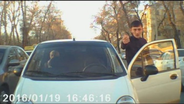 Тошкентда йўлдаги тирбандлик туфайли қарама-қарши йўналишга чиқиб олган ҳайдовчини иккинчи ҳайдовчи тўхтатиб қолди