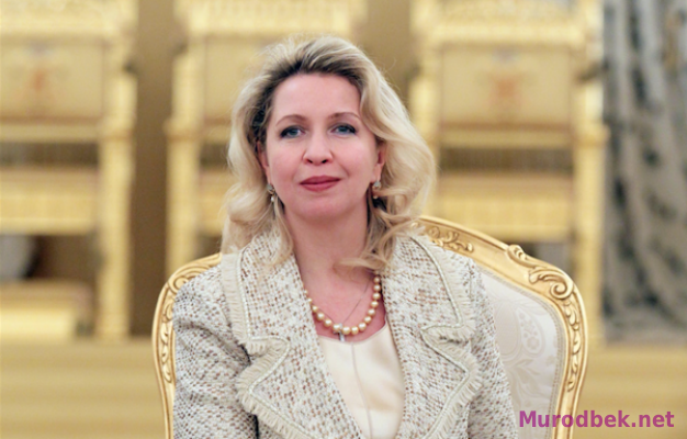 Путин Медведевнинг рафиқасини фахрий ёрлиқ билан мукофотлади