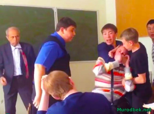 Ёқутистонлик талаба қулоқчинлар туфайли муаллимга ҳужум қилди